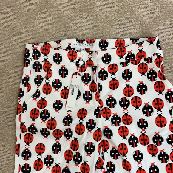 Trina Turk size 2 lady bug pants, slight crop - Picture 3 of 4